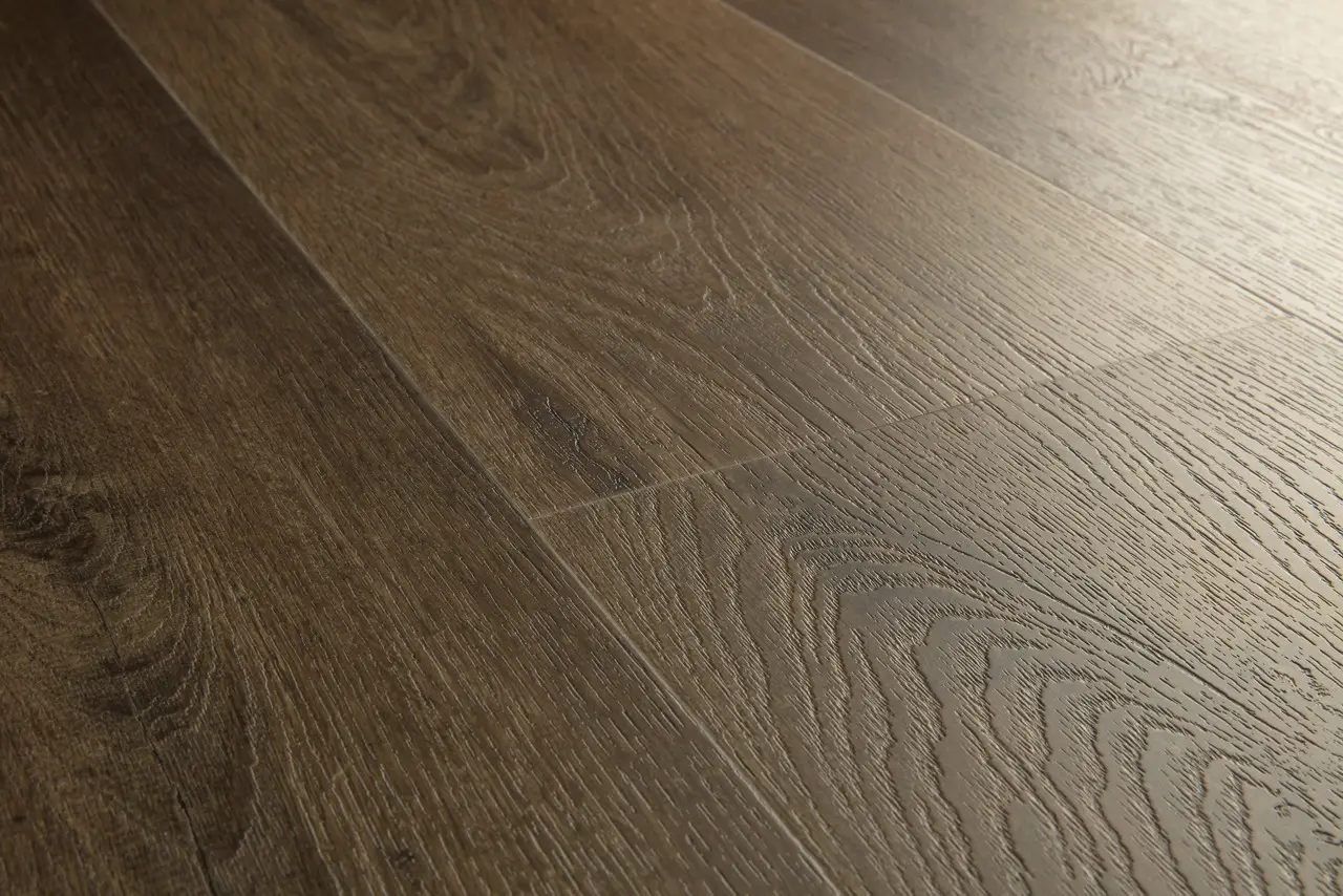 Close-up van de structuur van Quick-Step Fuse Linnen eik donkerbruin