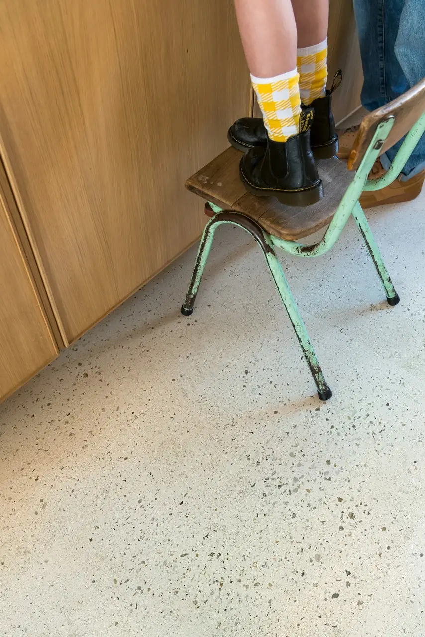 Ruimte met de pvcvloer Quick-Step Illume Kiezelbeton