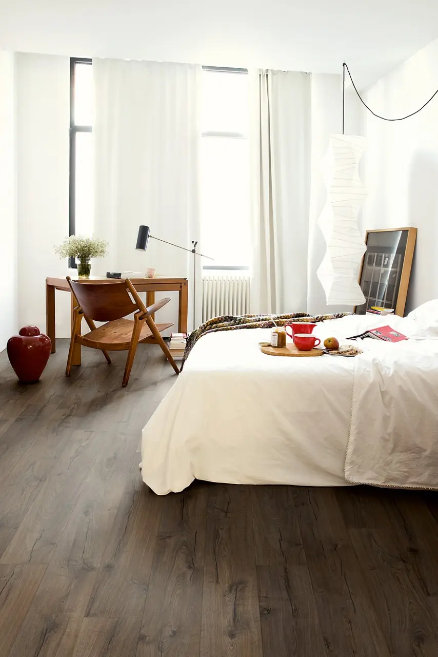 Ruimte met de laminaatvloer Quick-Step Impressive Klassieke bruine eik