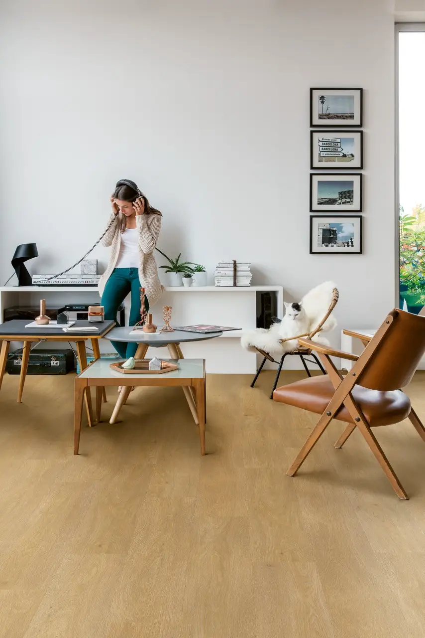 Ruimte met de pvcvloer Quick-Step Liv Satijn eik medium naturel