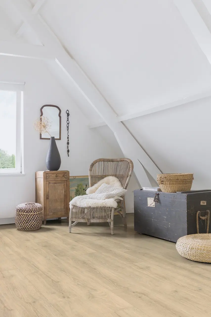 Ruimte met de laminaatvloer Quick-Step Majestic Bosland beige eik