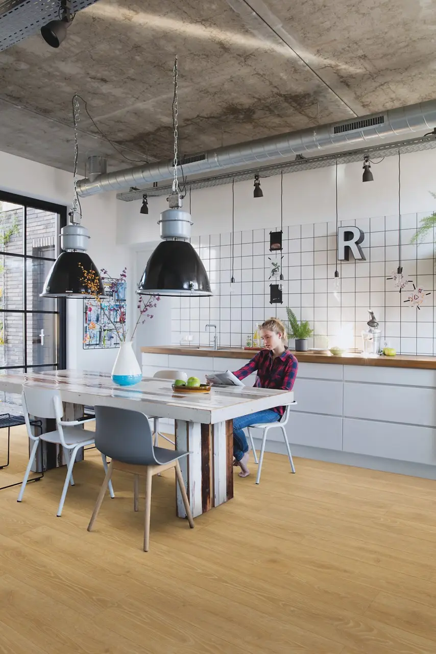 Ruimte met de laminaatvloer Quick-Step Majestic Bosland naturelle eik