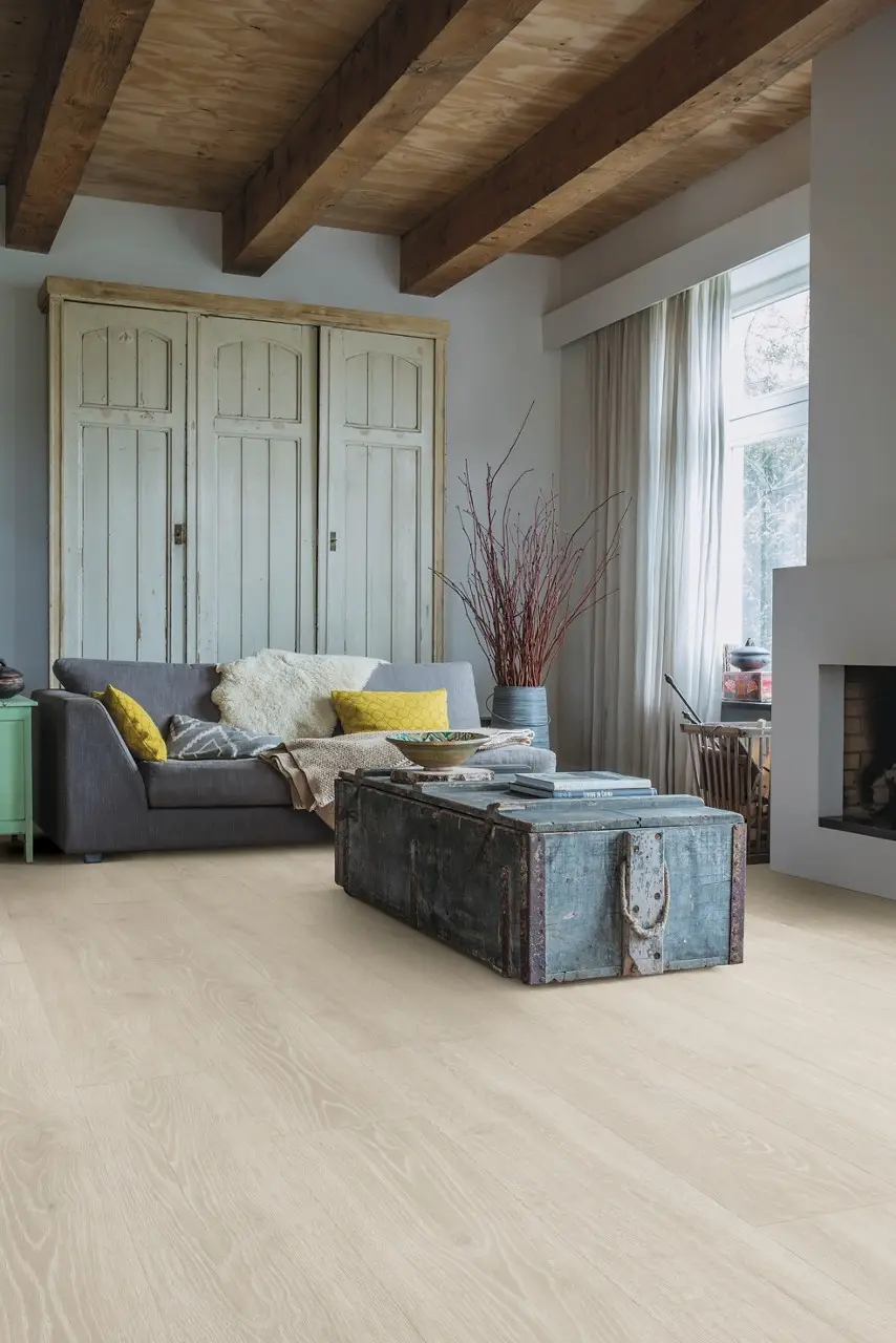 Ruimte met de laminaatvloer Quick-Step Majestic Bosland lichtgrijze eik