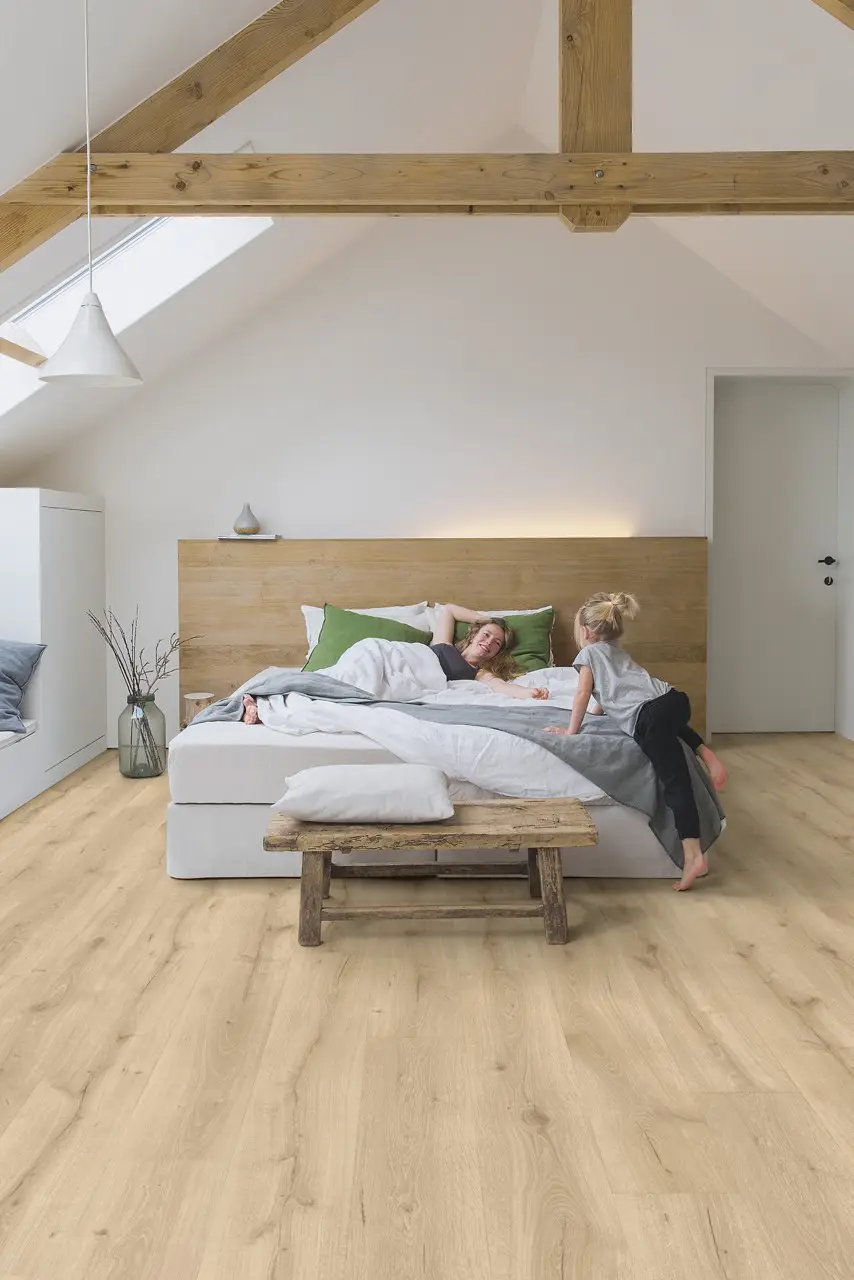 Ruimte met de laminaatvloer Quick-Step Majestic Woestijn lichte naturelle eik