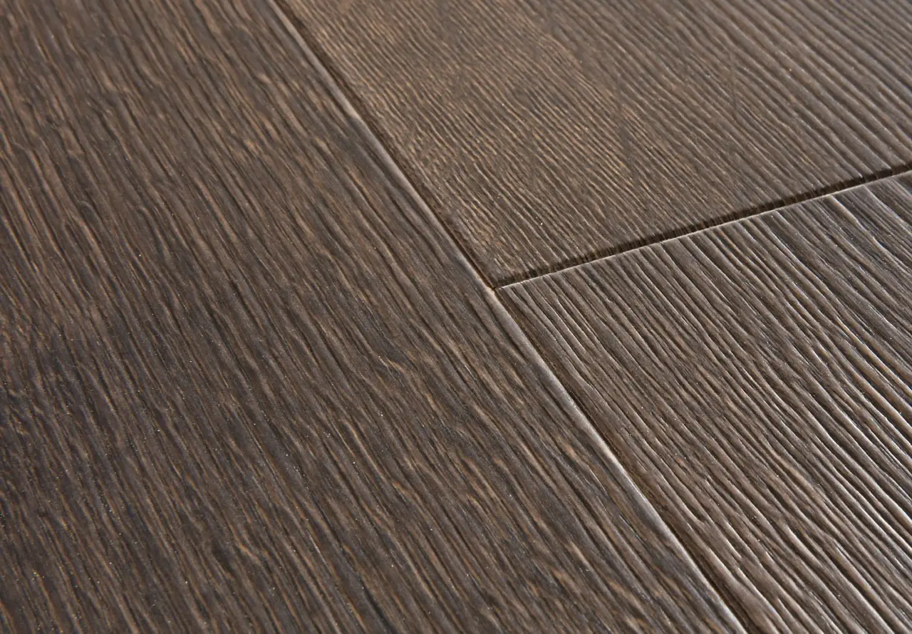 Close-up van de structuur van Quick-Step Majestic Woestijn geborstelde donkerbruine eik