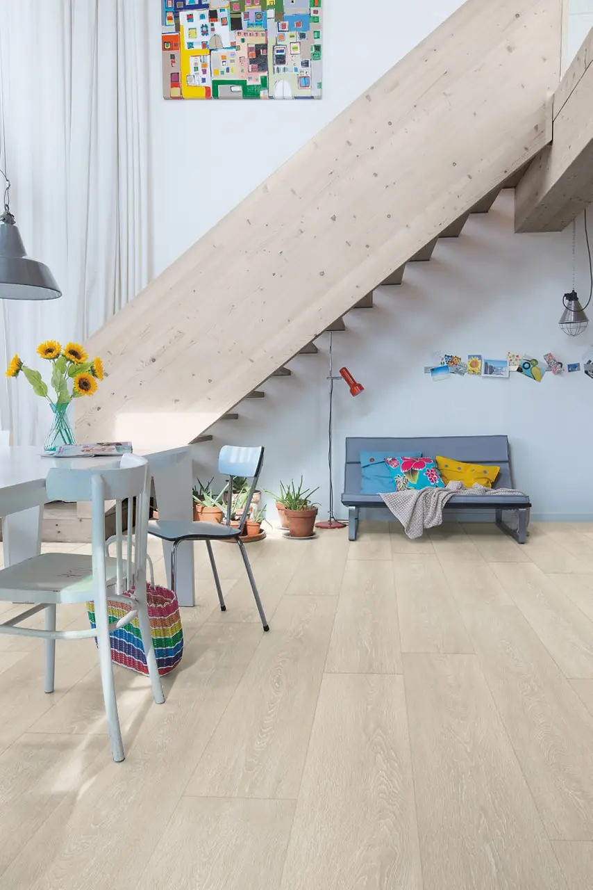 Ruimte met de laminaatvloer Quick-Step Majestic Vallei lichtbeige eik