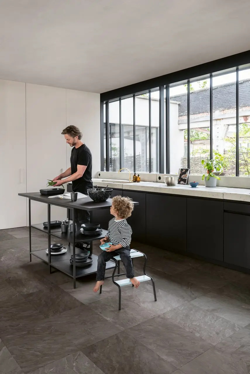 Ruimte met de laminaatvloer Quick-Step Muse Grijze leisteen