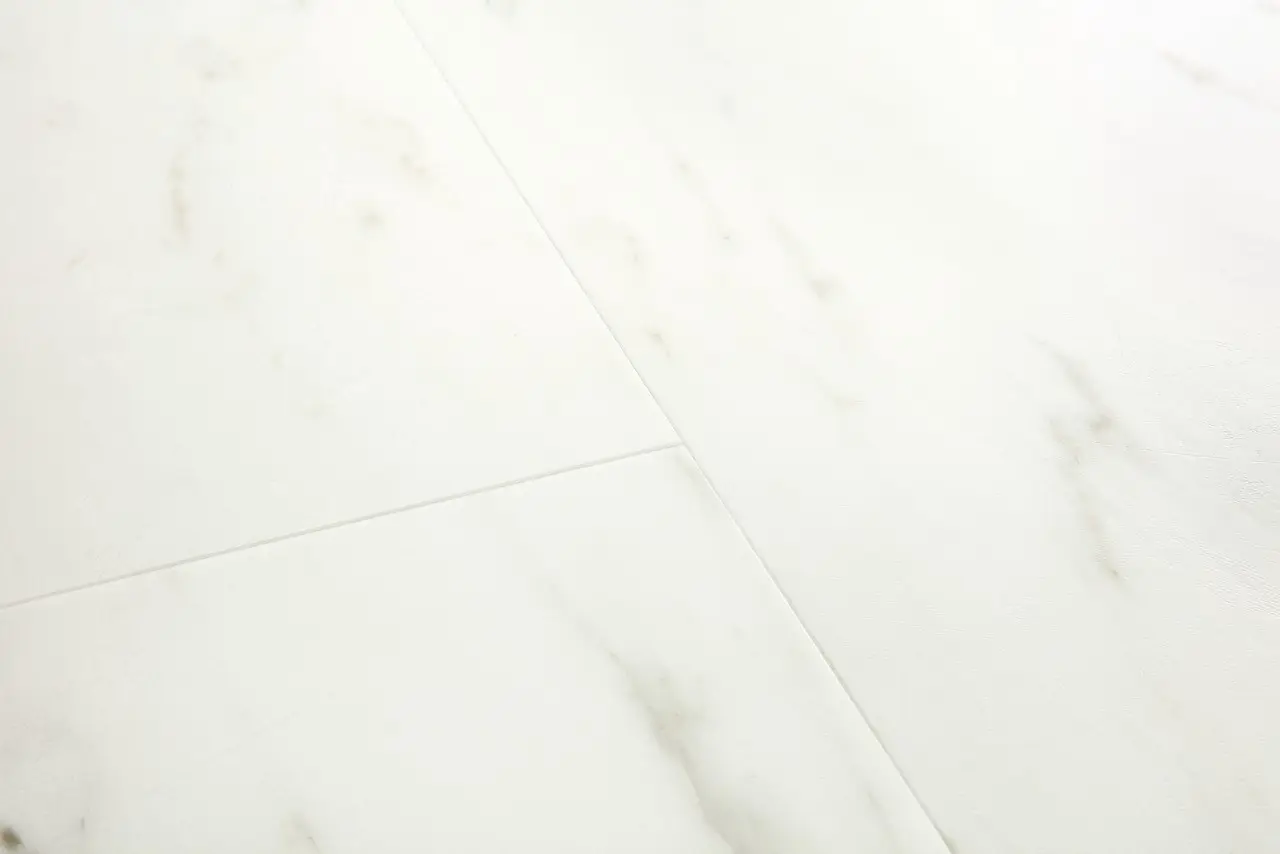 Close-up van de structuur van Quick-Step Oro base Wit Carrara-marmer