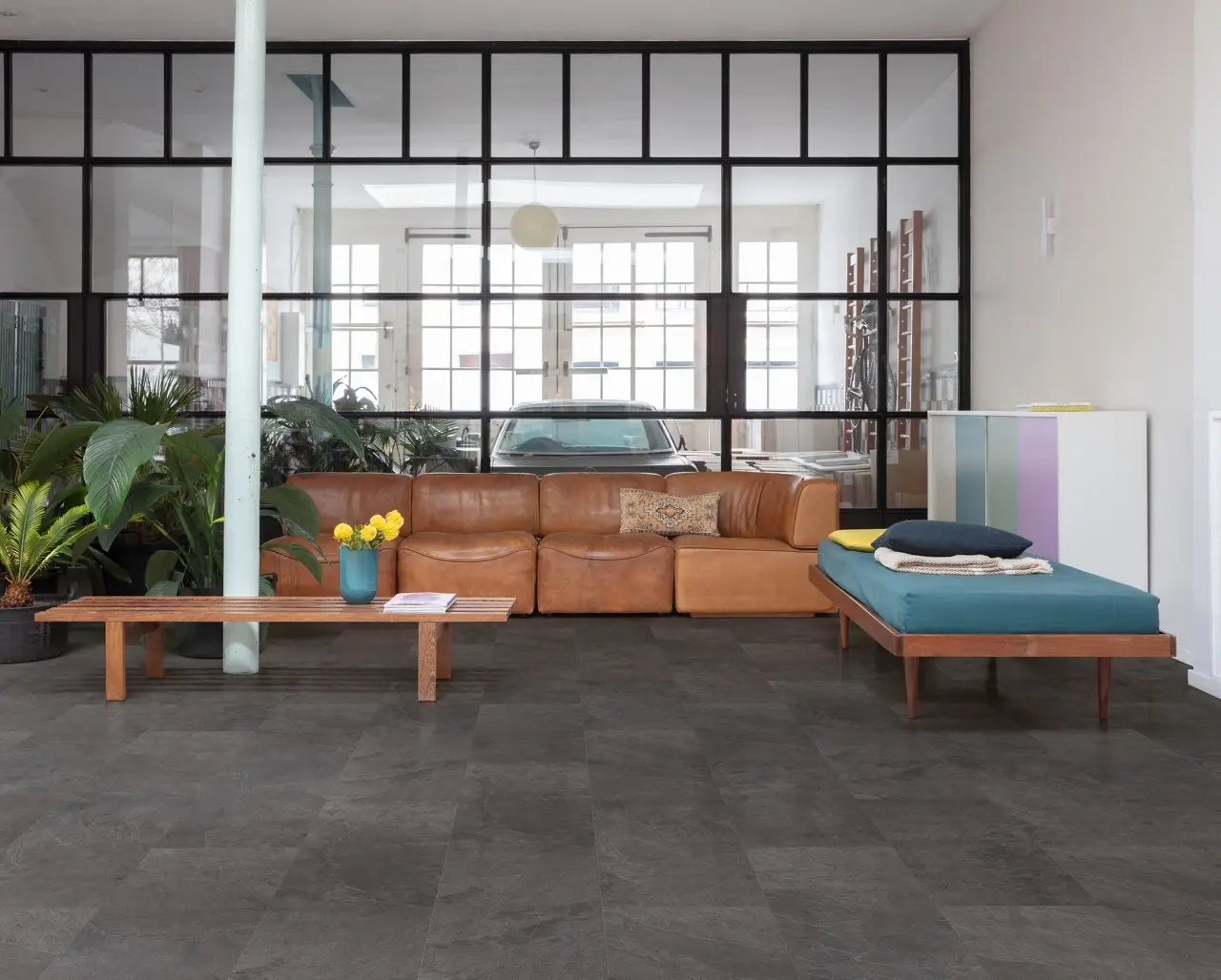 Ruimte met de pvcvloer Quick-Step Oro base Zwarte leisteen