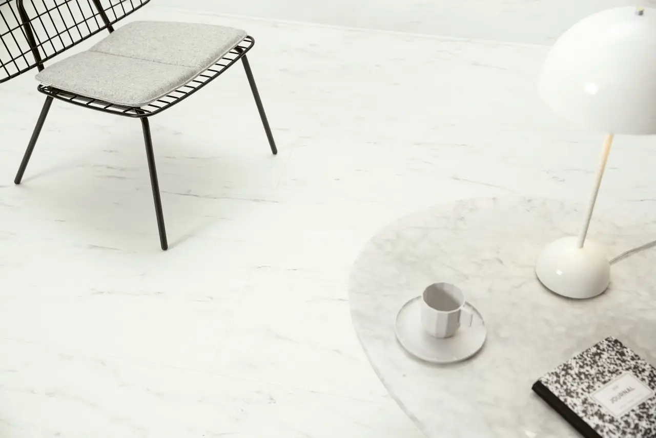 Ruimte met de pvcvloer Quick-Step Oro base Wit Carrara-marmer