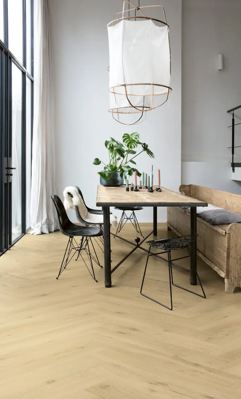Ruimte met de pvcvloer Quick-Step Pristine Ocean bliss naturel