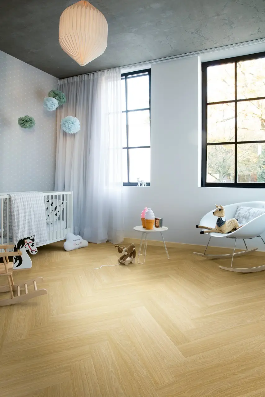 Ruimte met de pvcvloer Quick-Step Pristine Serene eik medium naturel
