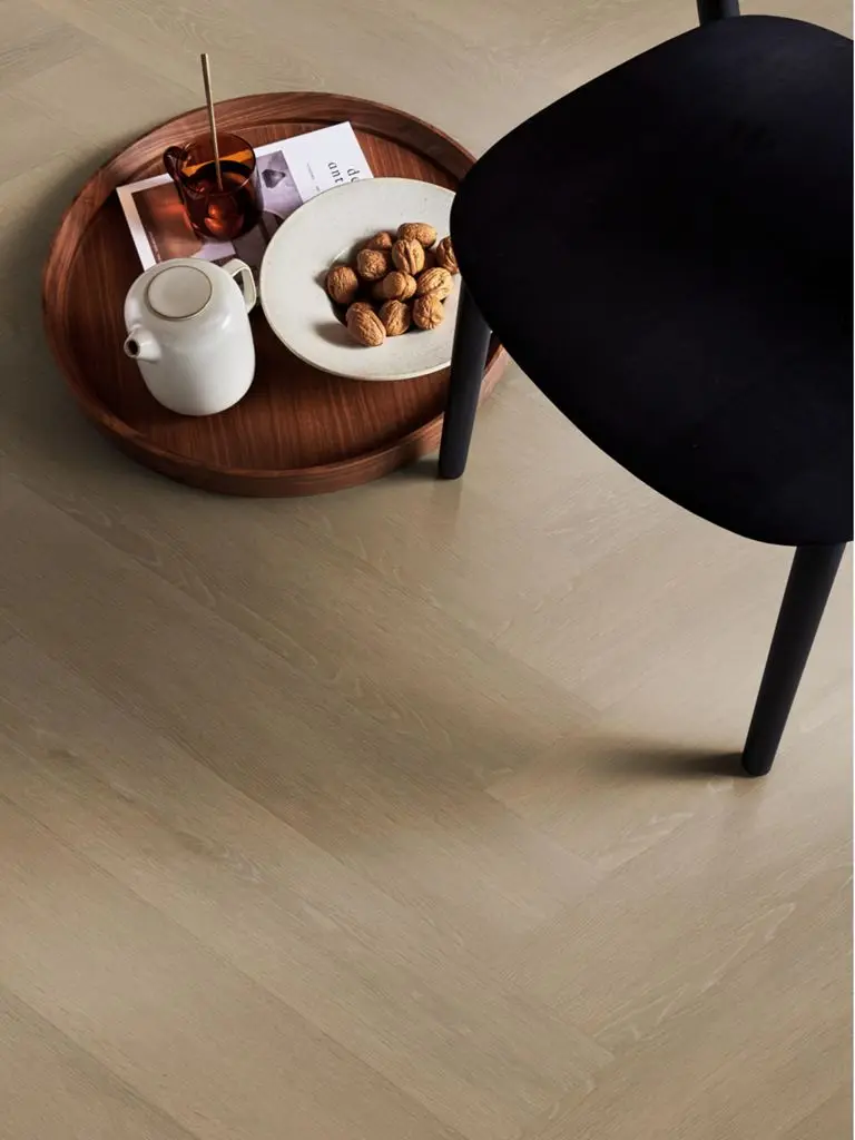 Ruimte met de pvcvloer vtwonen Herringbone Dryback sun kissed