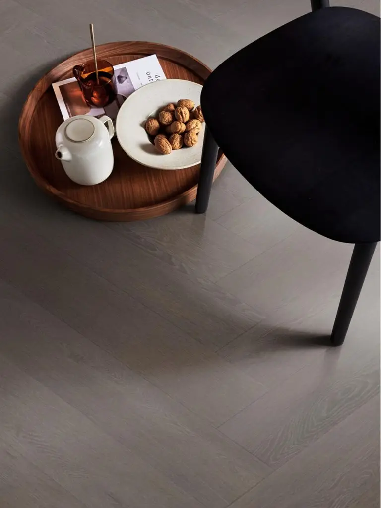 Ruimte met de pvcvloer vtwonen Herringbone Click SRC charcoal