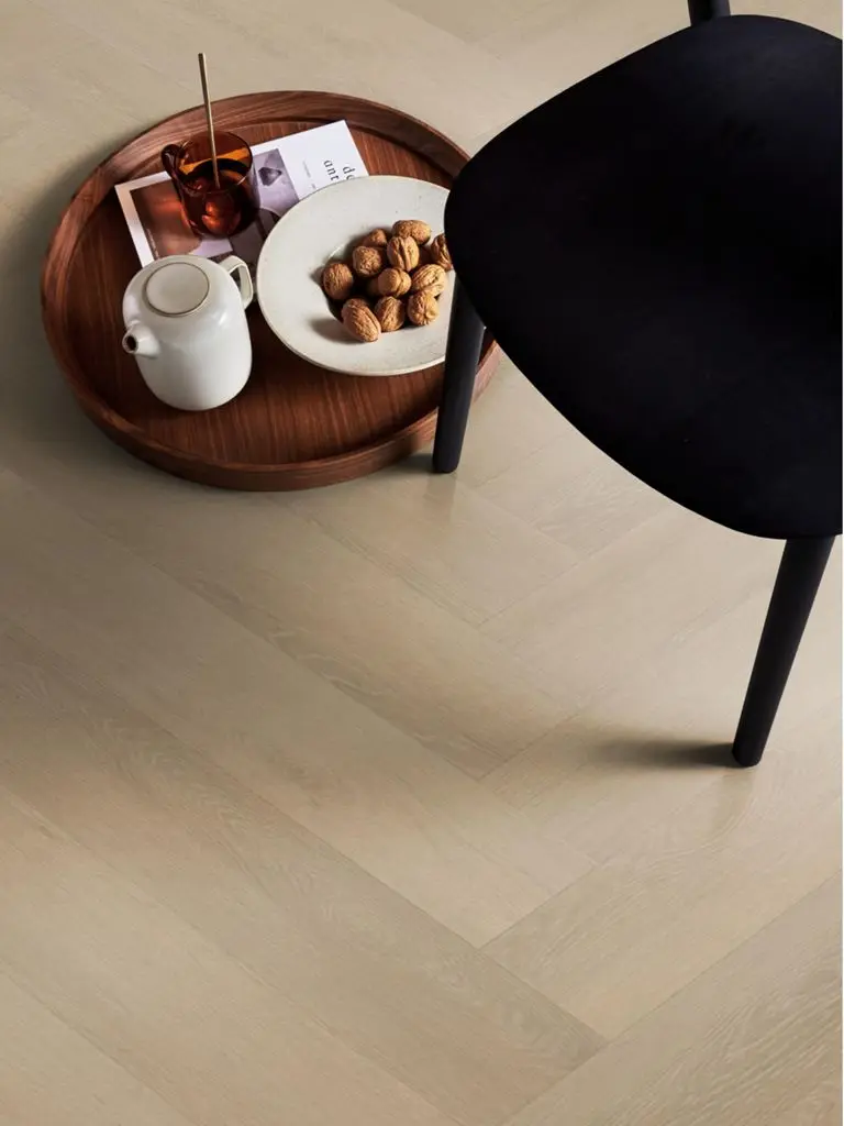 Ruimte met de pvcvloer vtwonen Herringbone Click SRC warm natural