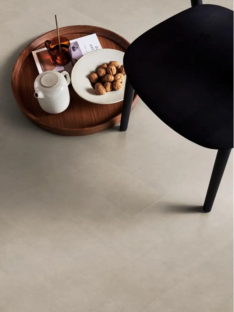Ruimte met de pvcvloer vtwonen Herringbone Dryback sand
