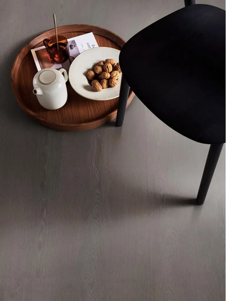 Ruimte met de pvcvloer vtwonen Wide board Click SRC charcoal