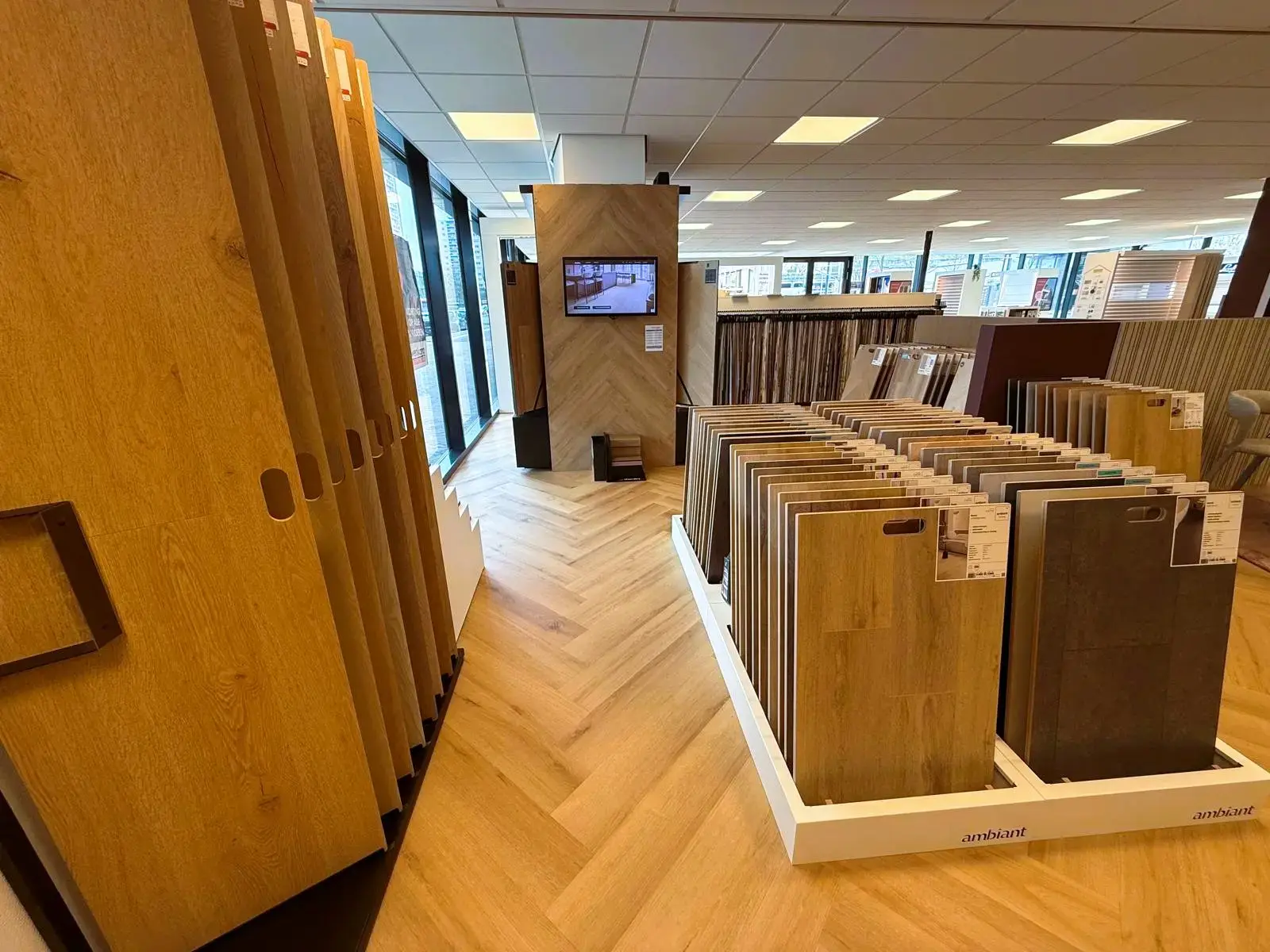 Grote vloerstalen in houtlook en rekken van Ambiant in de showroom van Leeuwenkamp